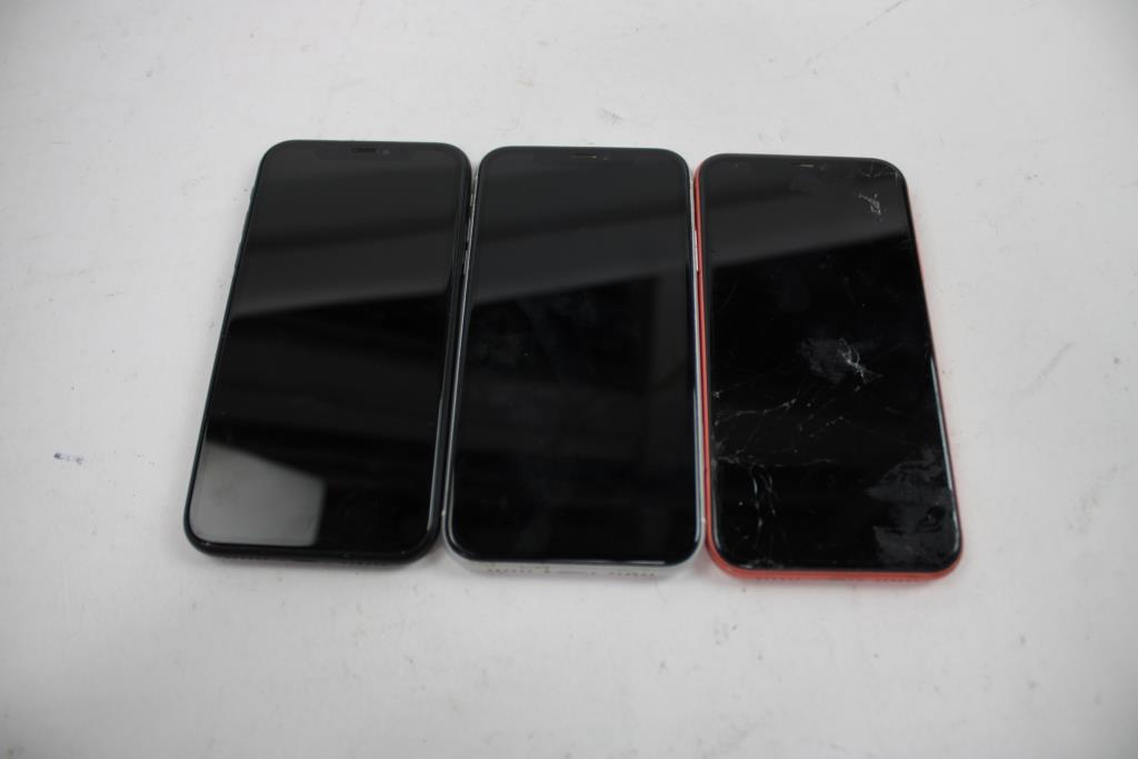 Apple IPhone Lot, 3 Pieces Sold For Parts