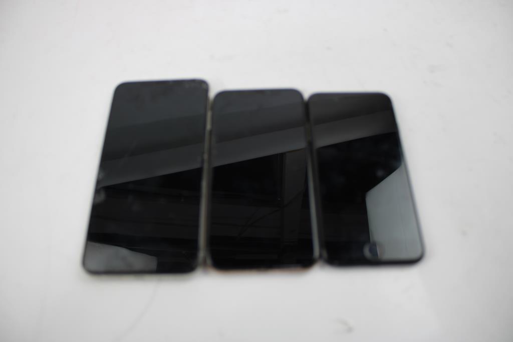 Apple IPhone Lot, 3 Pieces, Sold For Parts