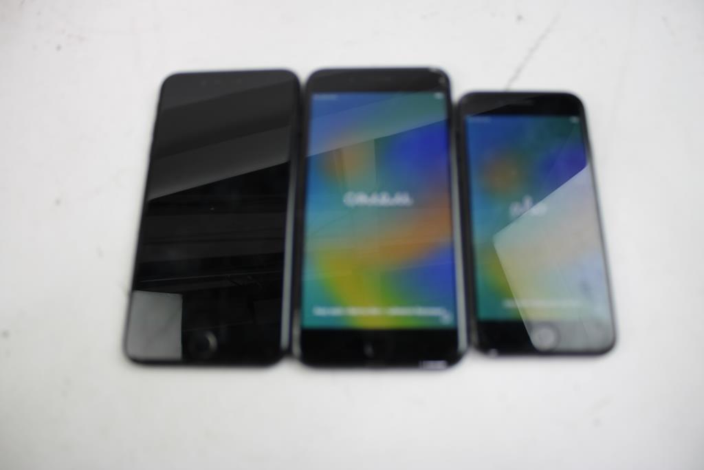 Apple IPhone Lot, 3 Pieces, Sold For Parts