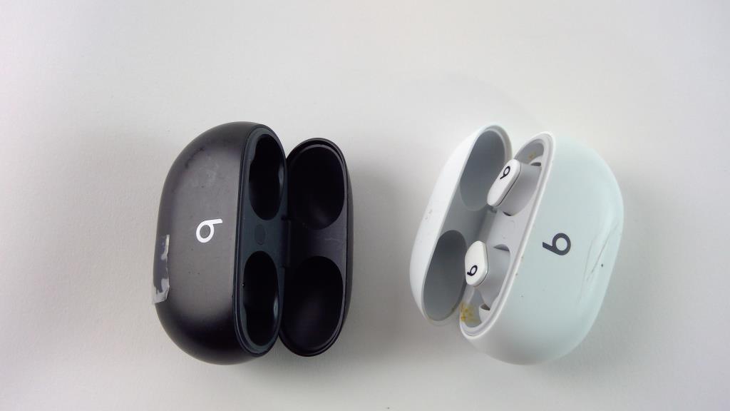 Beats Earbuds, 2 Pieces Property Room