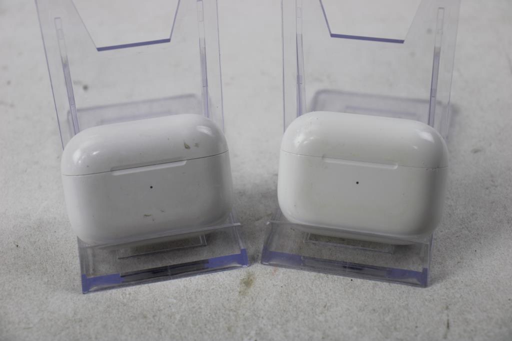 Case Single Airpod, Sold For Parts, 2 Pieces