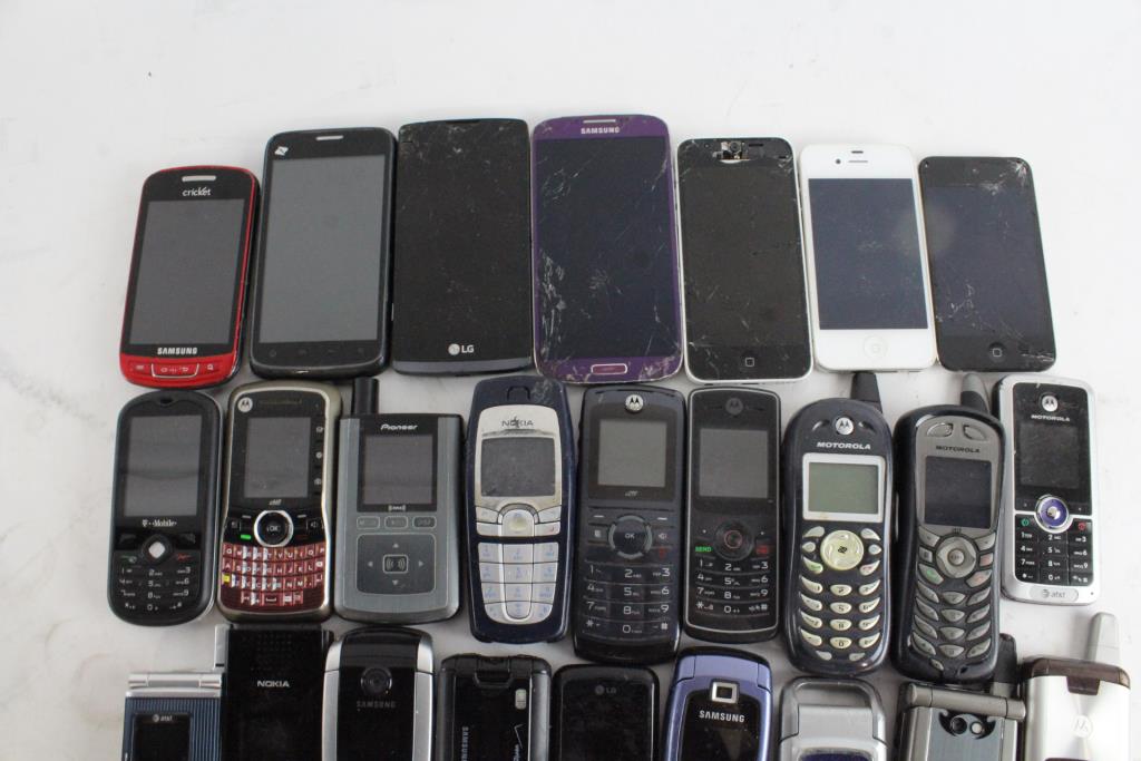 Cell Phone Lot, 15+ Pieces, Sold For Parts Property Room