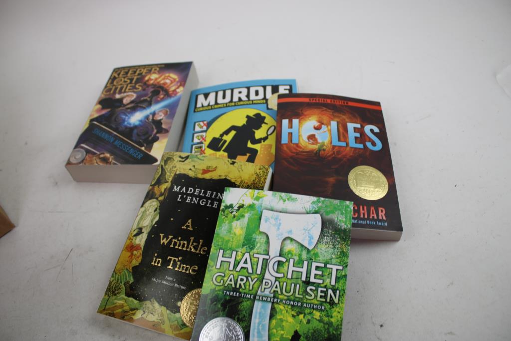 Children's Books - Hatchet, Holes, And More, 5 Pieces With Clue Game And Drawstring Bag