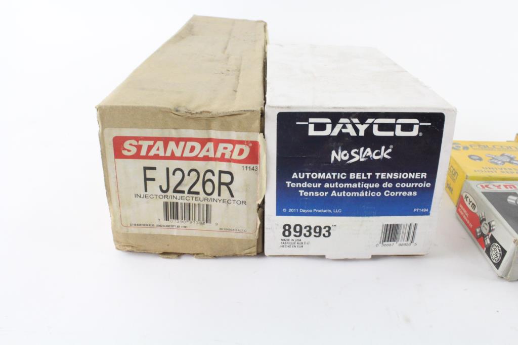 CURT 58201 Packaged 4-Way Flat Dust Cap