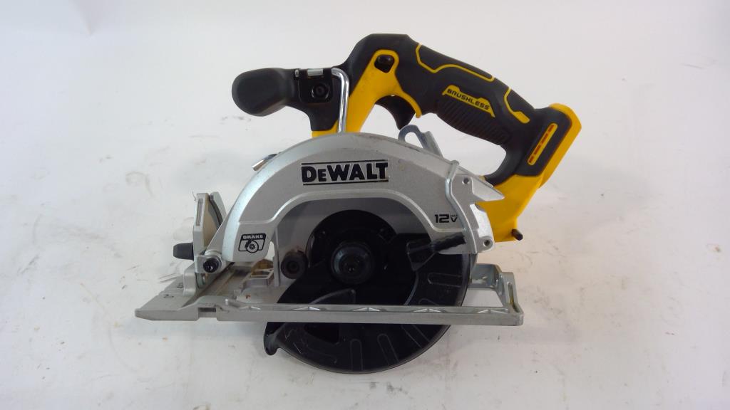 dewalt-5-3-8-circular-saw-property-room