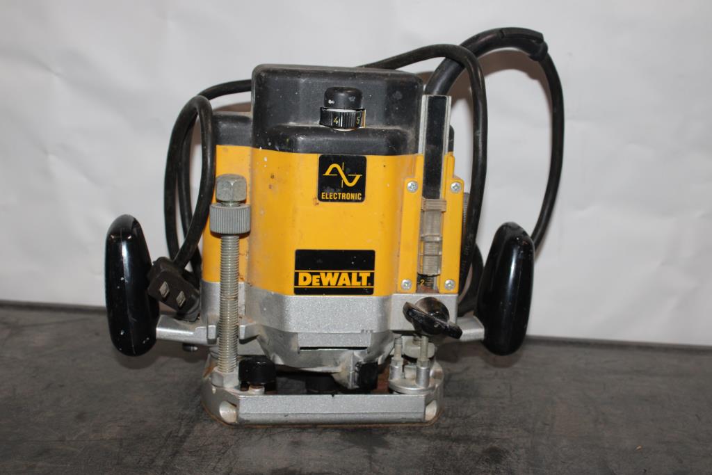 DeWalt Router Plunge Base DW625 Property Room
