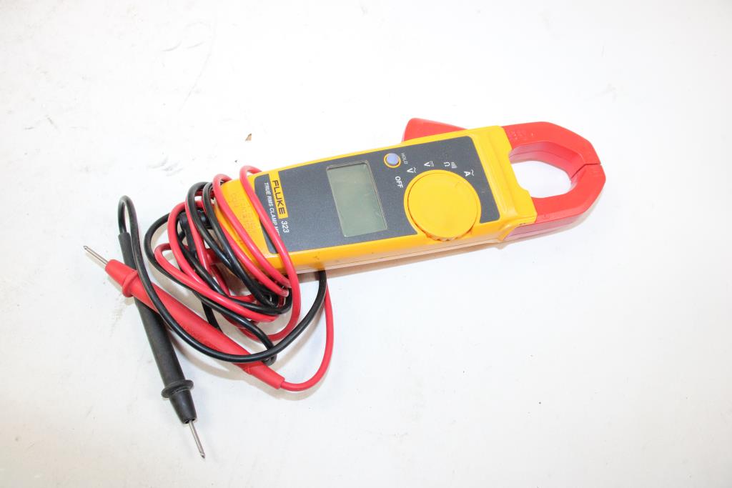 Fluke 323 True RMS Clamp Meter With Case Property Room