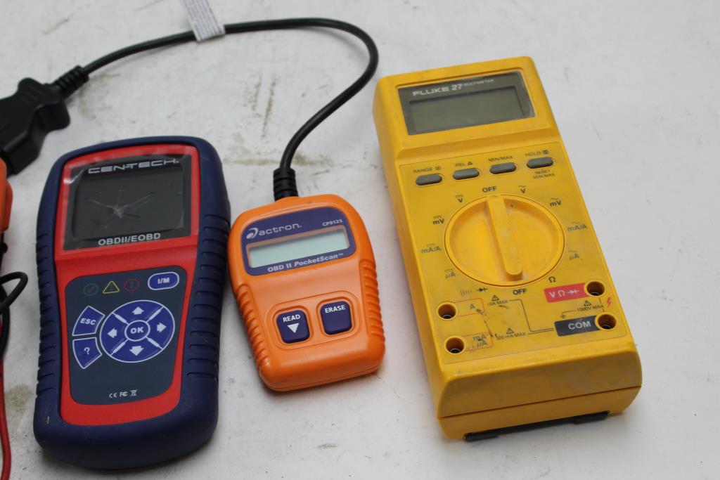 Fluke Multimeter, Klein Tools Voltage Tester+ More 5 Pieces Property Room