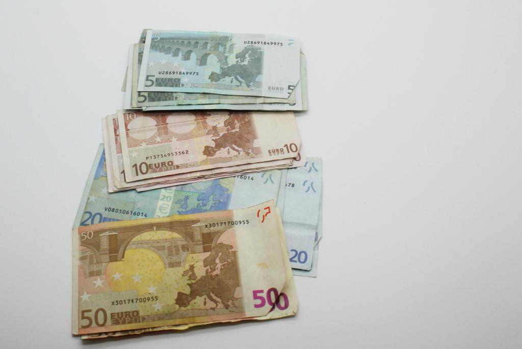 Foreign Currency 24 Banknotes Eqauling 310 Euros Property Room Foreign Currency 24 Banknotes Eqauling 310 Euros