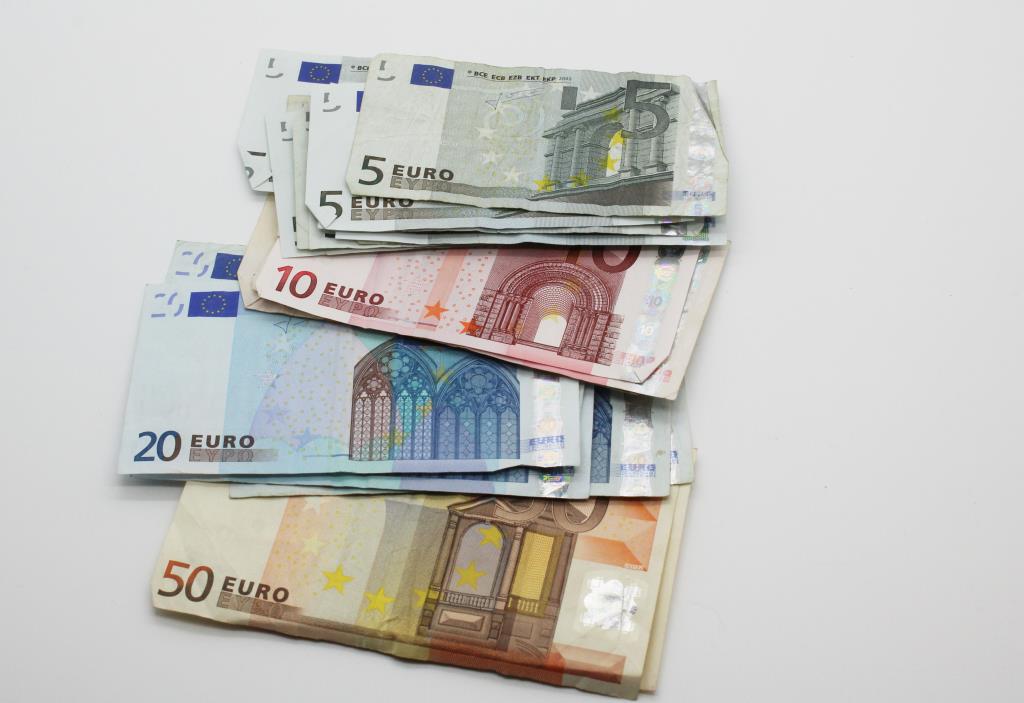 Foreign Currency 24 Banknotes Eqauling 310 Euros Property Room Foreign Currency 24 Banknotes Eqauling 310 Euros