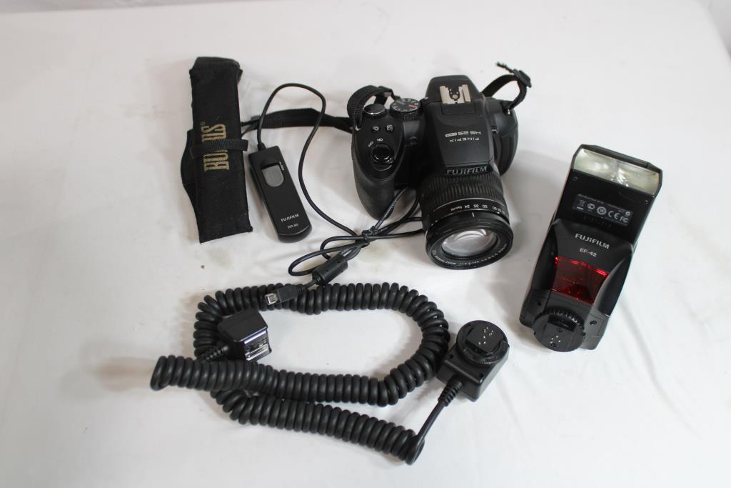 Fujifilm FinPix 16MP Digital Camera With Mount Flash