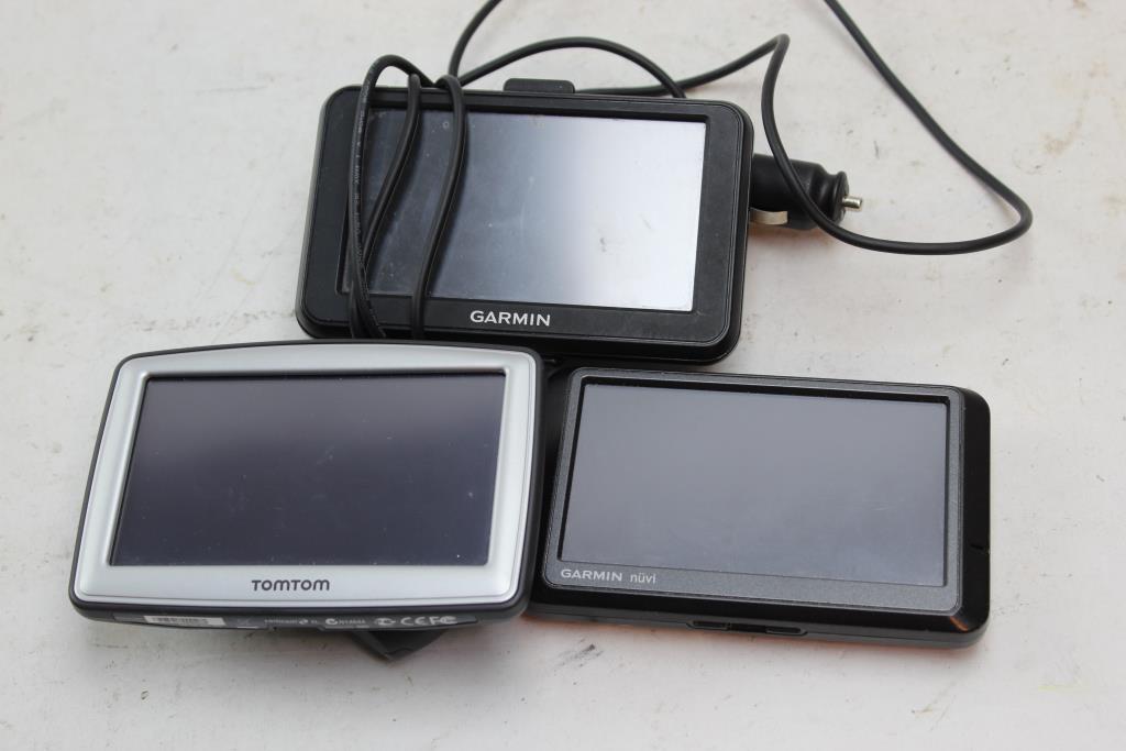 Garmin, Tomtom Gps. 3 Pieces Property Room