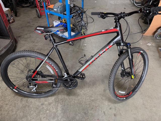 Giant 27.5 Inch Mountain Bike