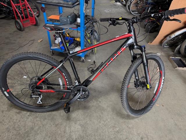 Giant 27.5 Inch Mountain Bike