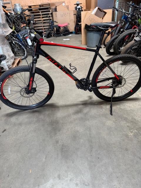 Giant 27.5 Inch Mountain Bike