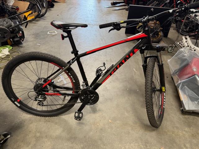 Giant 27.5 Inch Mountain Bike