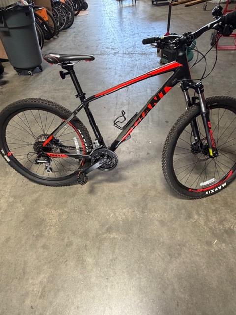 Giant 27.5 Inch Mountain Bike - MEDIUM