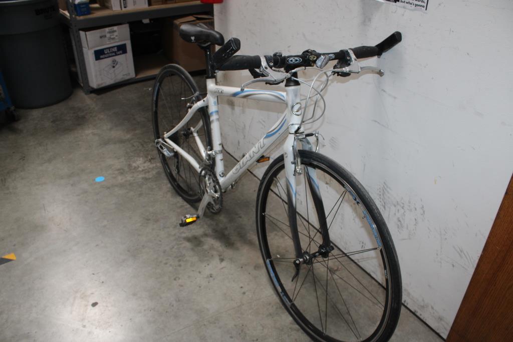 Giant FCR1 Road Bike | Property Room