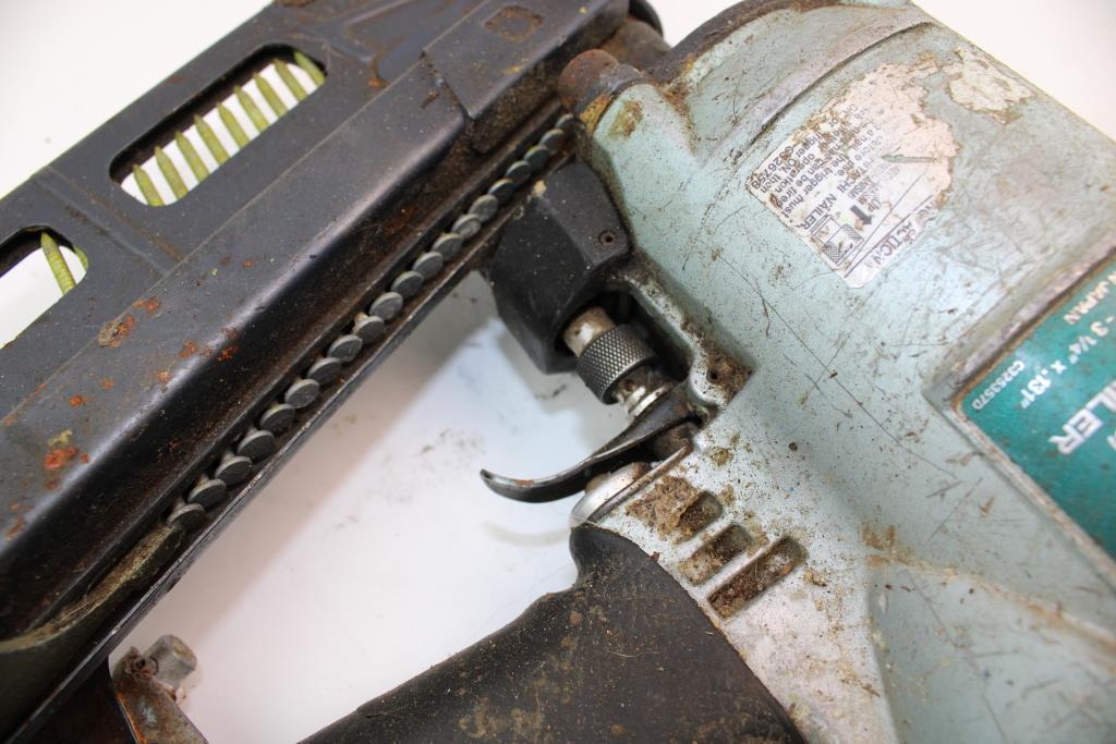 Hitachi NR 83A2 Strip Nailer & Assorted Nails In Ridgid Bag Property Room