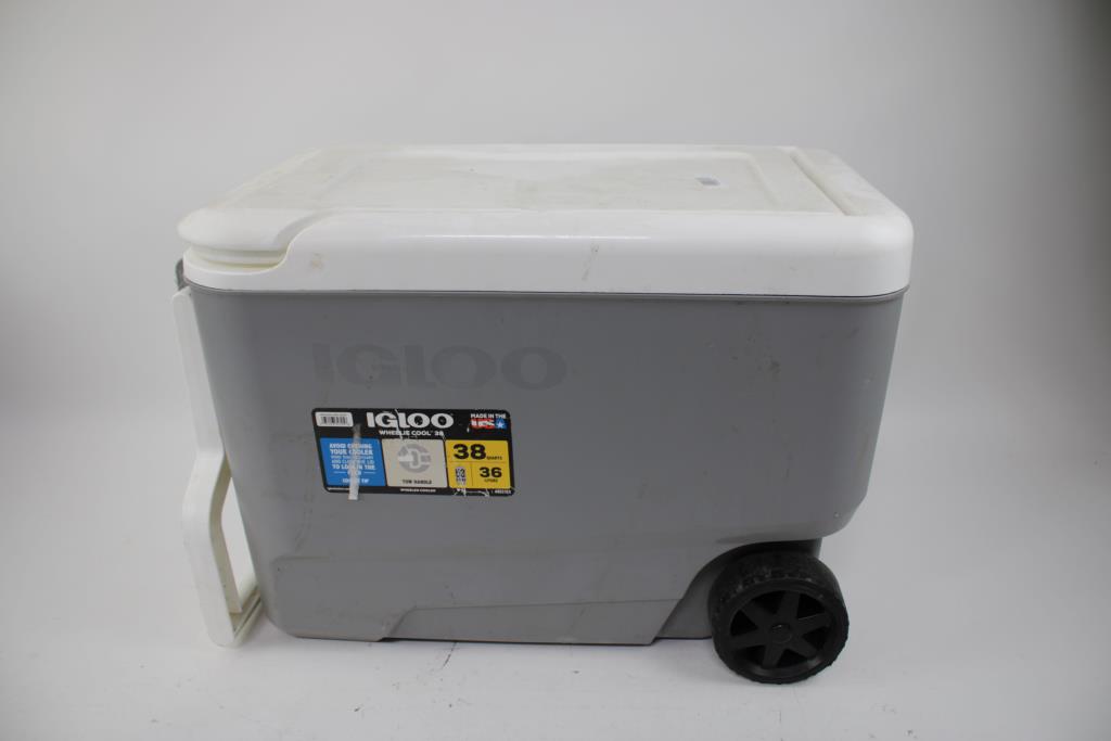 IGLOO Rolling Ice Chest