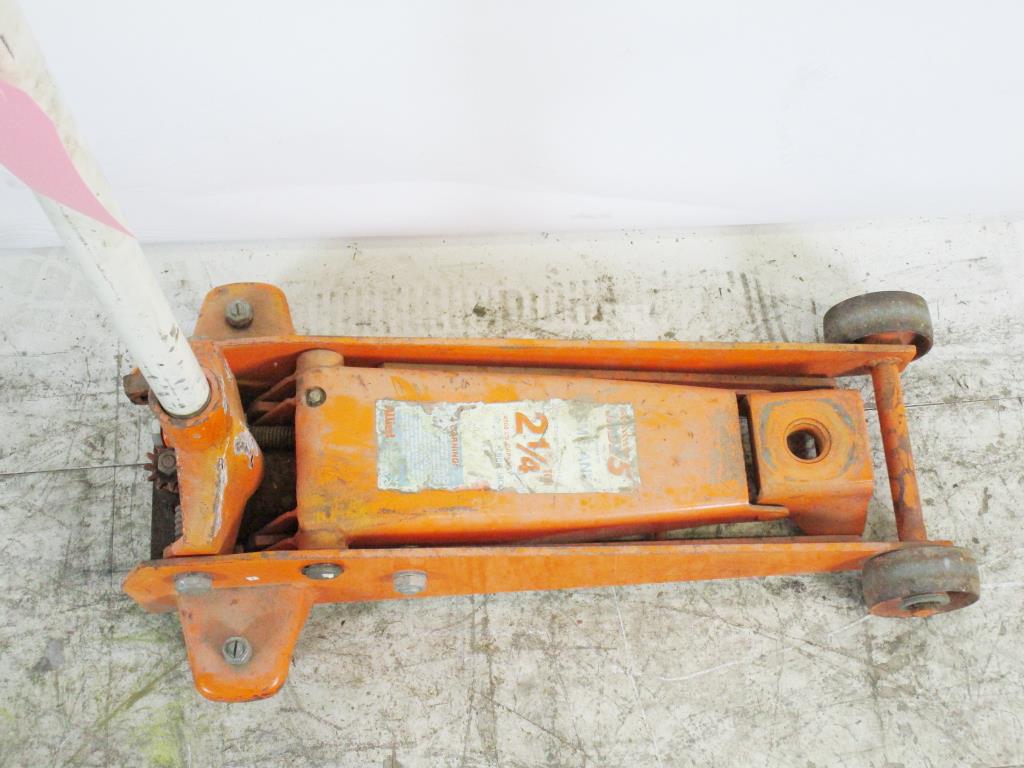 Indy 5 Floor Jack Property Room