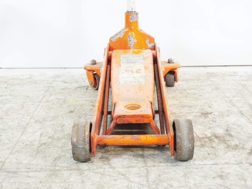 Indy 5 Floor Jack Property Room