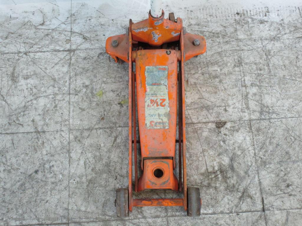 Indy 5 Floor Jack Property Room