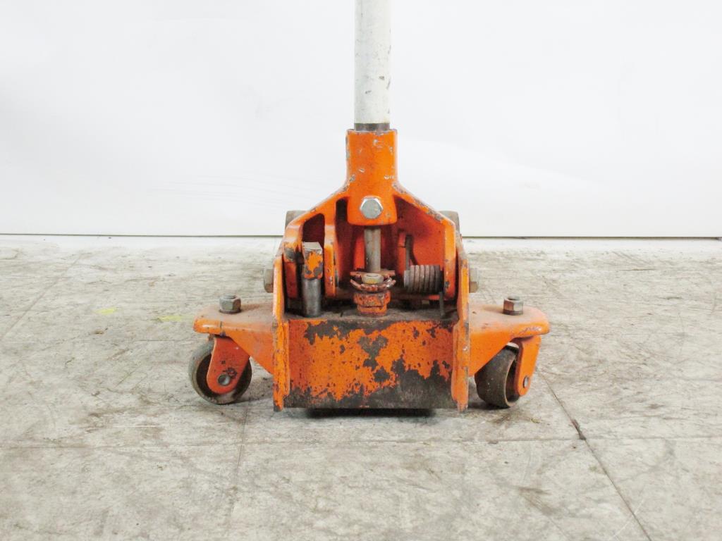 Indy 5 Floor Jack Property Room