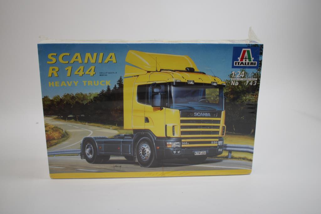 ITALERI Scania R144 Heavy Truck Scale 1:24 Model Kit