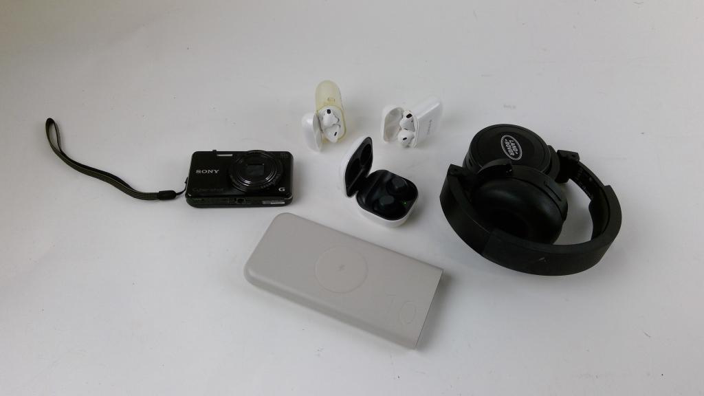 Land Rover Wireless Headphones And More 5 Pieces
