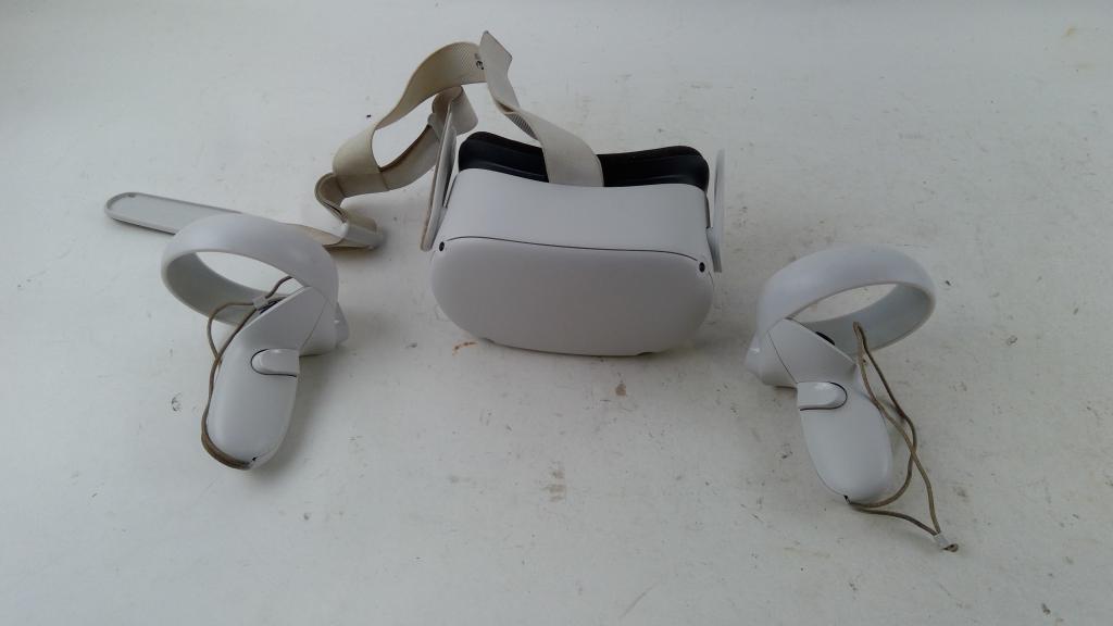 Meta Quest 2 Virtual Reality Set, SOLD FOR PARTS