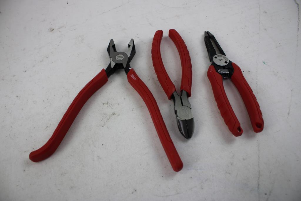 Milwaukee Pliers & Plamnum Series Detailing Micro-fiber Towels On A Roll 4 Pieces