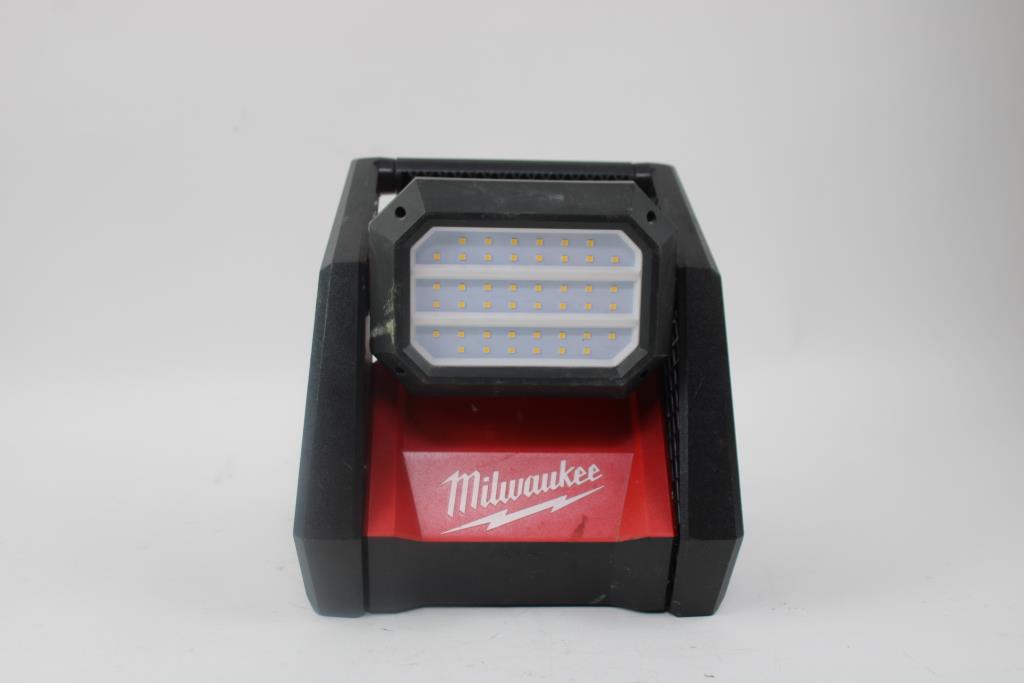 Milwaukee Rover Dual Power Flood Light