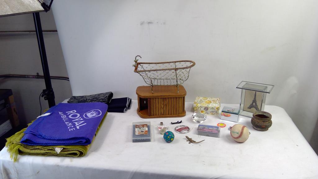 Misc Containers, Misc Towels/blankets, Misc Knick Knacks