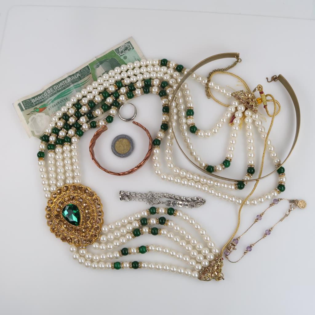 Mixed Jewelry & Foreign Currency, 8 Pieces