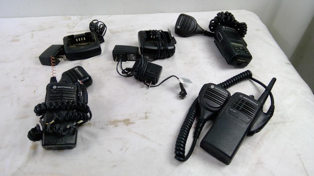 Motorola Radios And Charging Base Bulk Lot - 6 Pieces