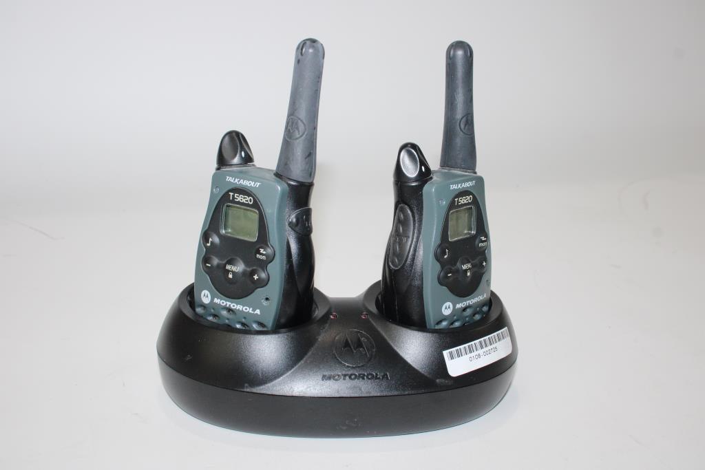 Motorola Talkabout T5620 Two Way Radios With Charging Station