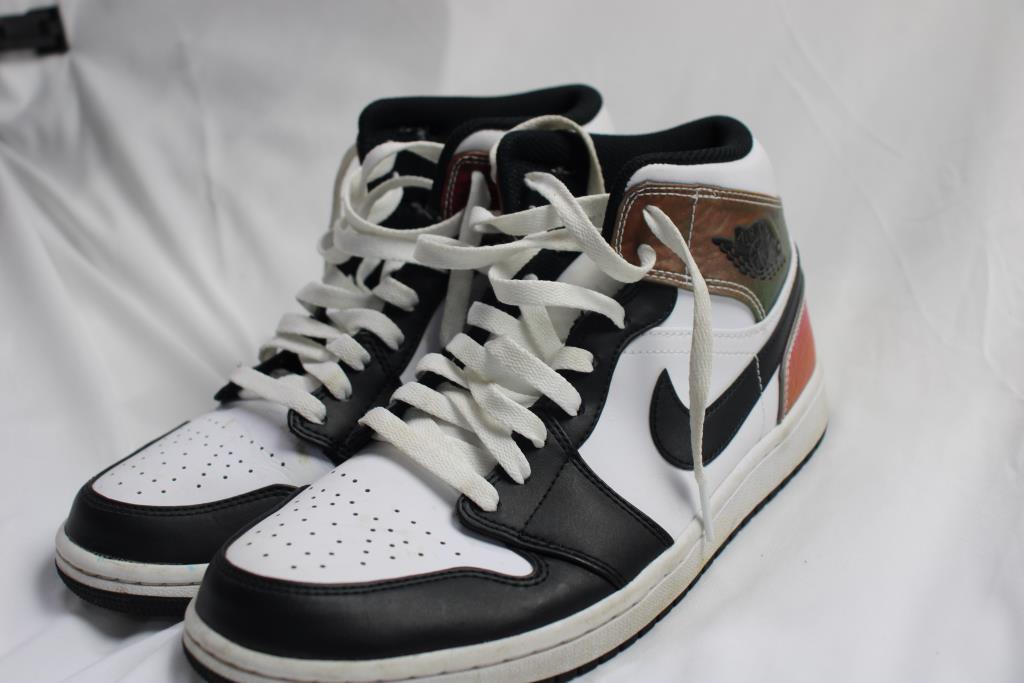 Nike Dunks, Size 8 Property Room