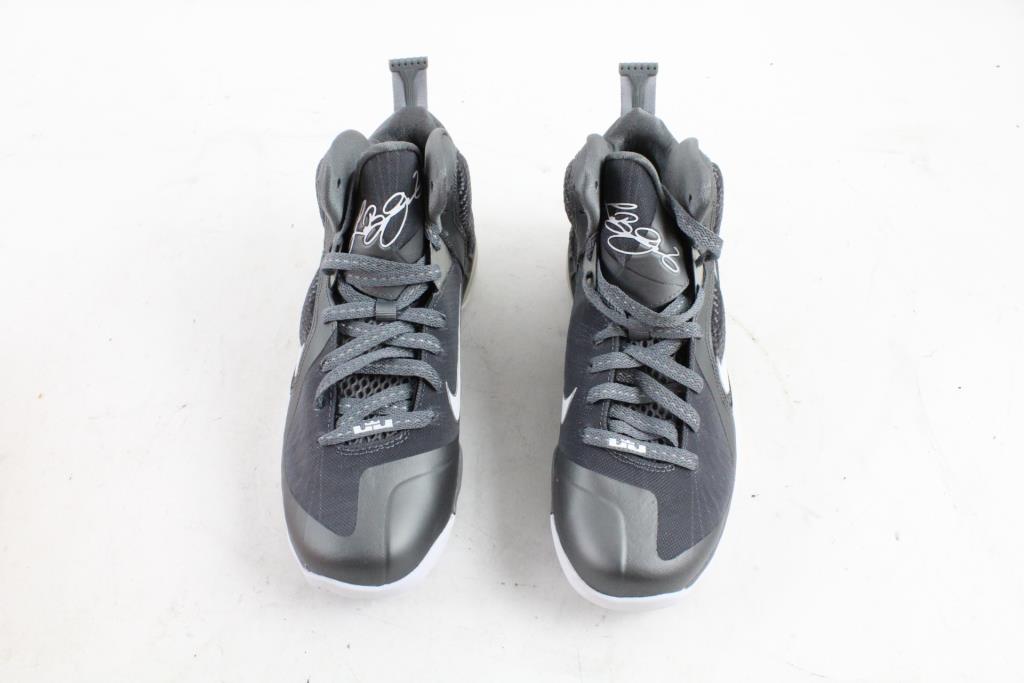 Boys size 7 nike shoes Boys size 7 nike shoes