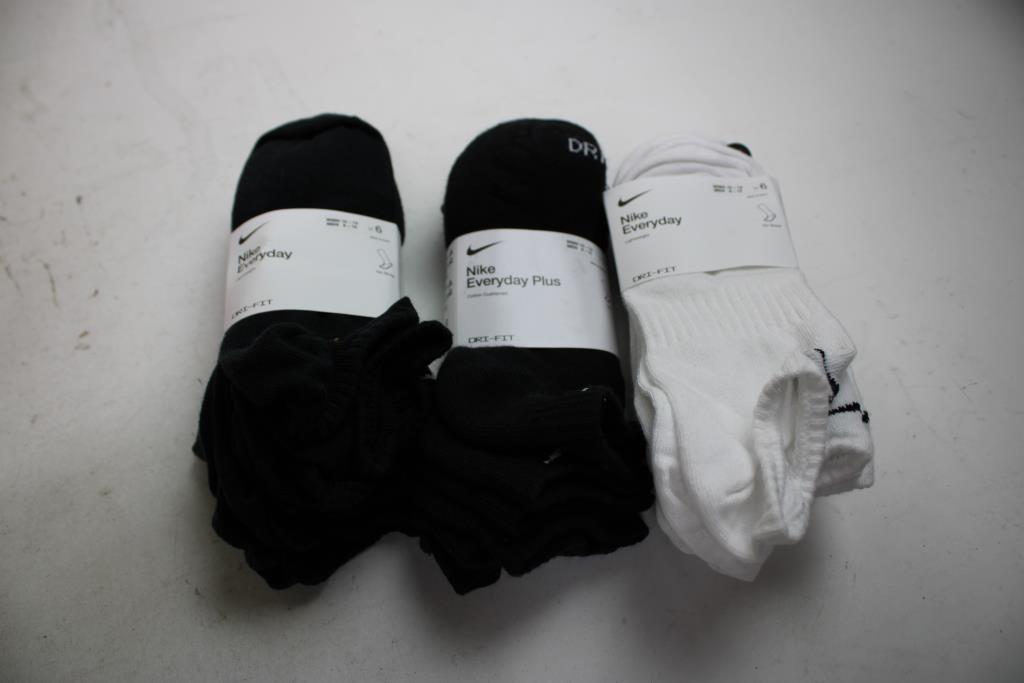 Nike Sportswear Club Medium T-Shirt, Low And No-Show Dri-Fit Socks, 4 Pieces
