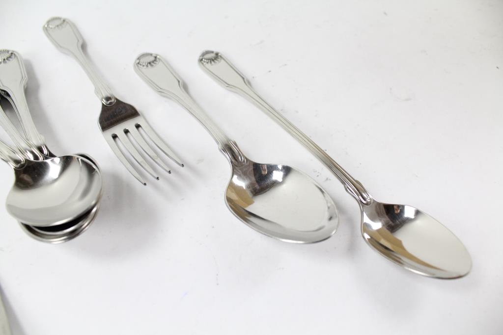 Oneida Classic Shell Flatware, 30+ Items Property Room