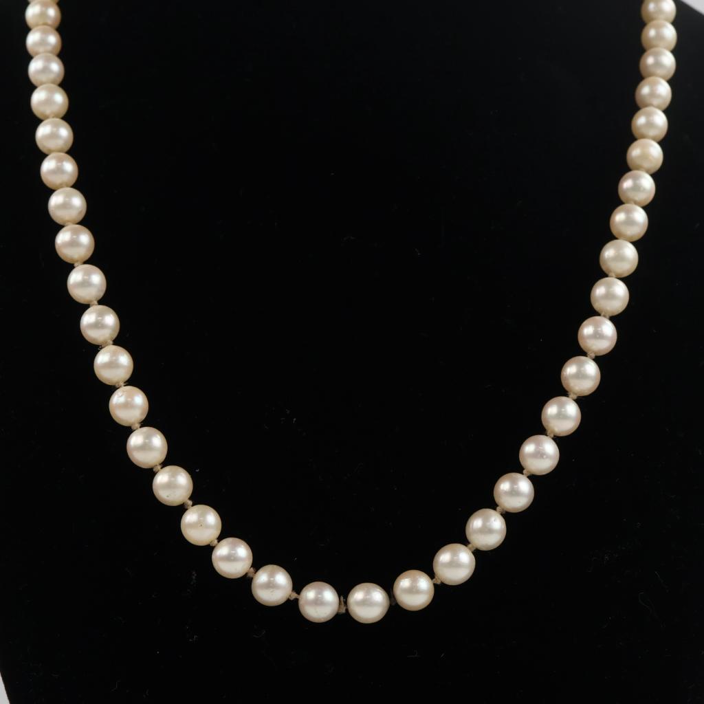 Pearl Necklace With 18kt Gold And Diamond Clasp