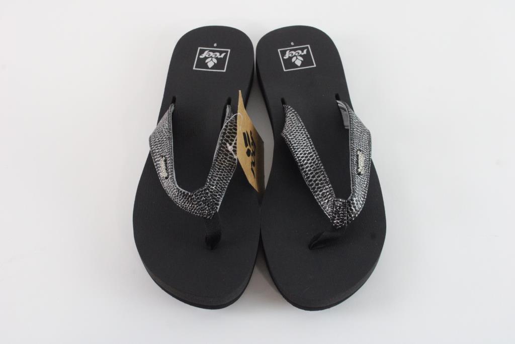 Reef Sandals, Size 9W Property Room