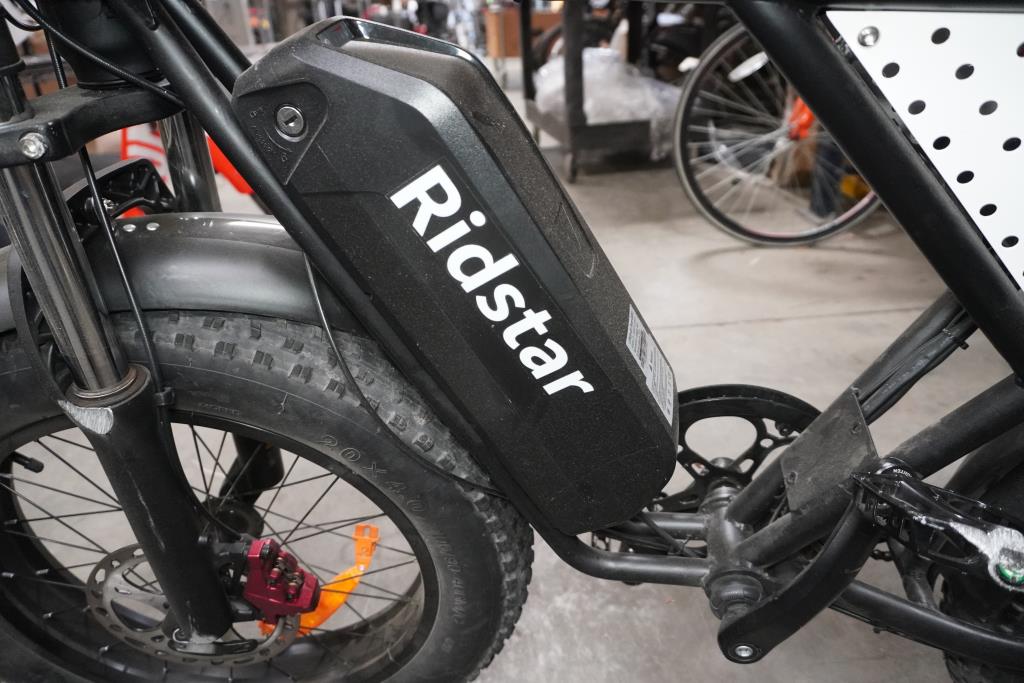 Ridstar Black E-bike - NEEDS REPAIRS | Property Room
