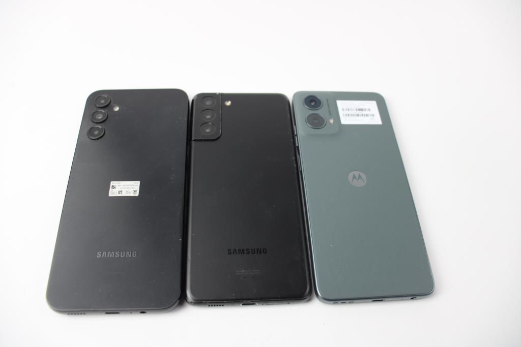 Samsung, Motorola Cell Phone Lot, 3 Pieces, Sold For Parts