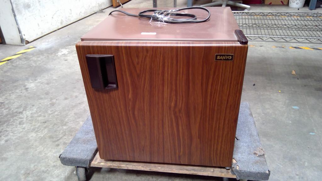 Sanyo Mini Fridge, Woodgrain Brown