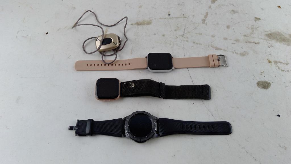 Smartwatches 4 Pieces SOLD FOR PARTS
