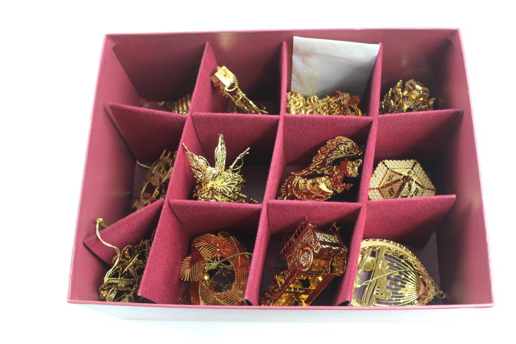 The Danbury Mint Gold Christmass Ornament Collection 2005 Property Room