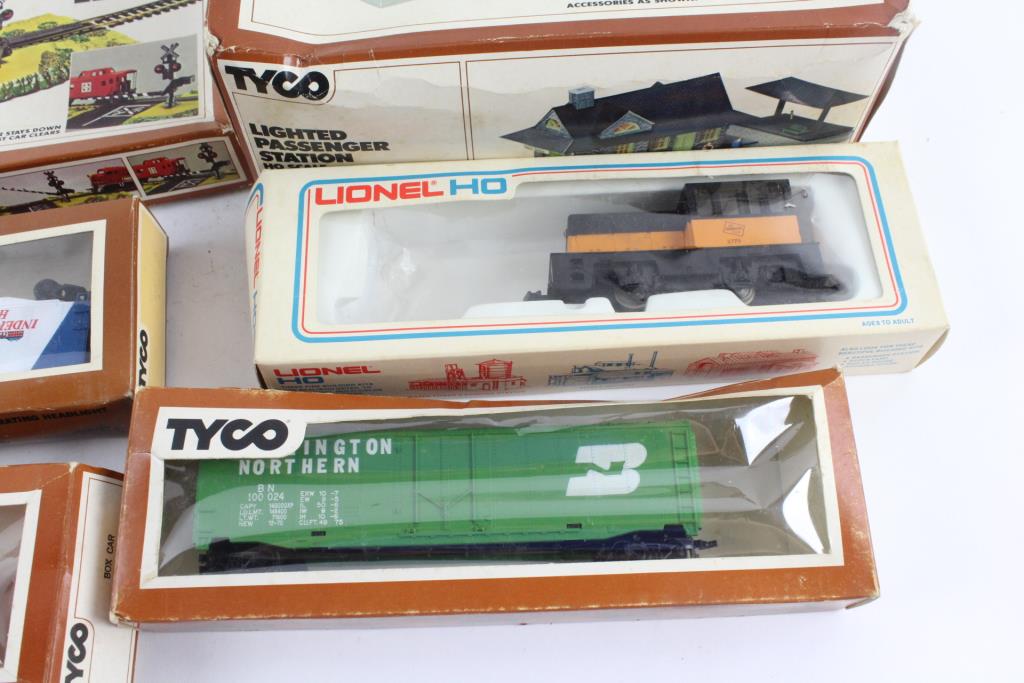 Tyco Vintage Model Train Set Accessories, 10 Pieces Property Room