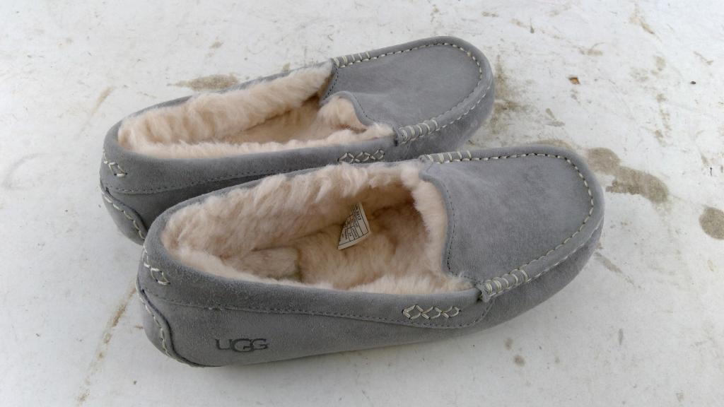 Ugg Womens Slippers Size 7